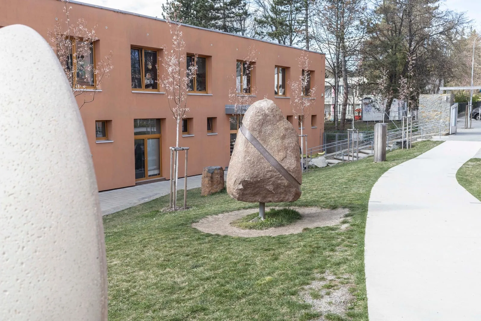 Kamenná plastika před budovou waldorfské školy.